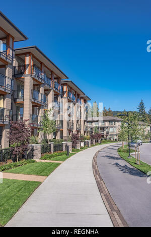 Edificio di appartamenti nuovi di zecca sulla giornata di sole in British Columbia, Canada. Foto Stock