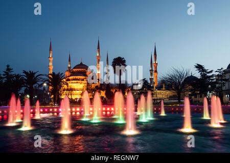 Fontana sulla zona di Sultanahmet in serata. Flussi multicolore contro lo sfondo della Moschea Blu. Trova posto: Istanbul, Turchia Foto Stock