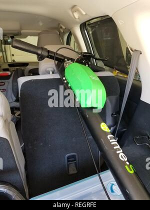 Lime scooter elettrico dalla condivisione dell'economia calce di avvio, nel retro di un consumatore automobile dopo averlo caricato, San Ramon, California; calce si basa sui contraenti indipendenti, noto come centrifughe, a prelevare e scooter di carica utilizzando i loro veicoli personali, 19 ottobre 2018. () Foto Stock