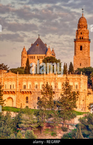 Veduta della chiesa della Dormizione sul monte Sion e a Gerusalemme, Israele. Basilica, memorial al tramonto Foto Stock