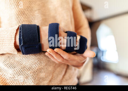 Braccio di medicinali fionda sul lato destro Foto Stock