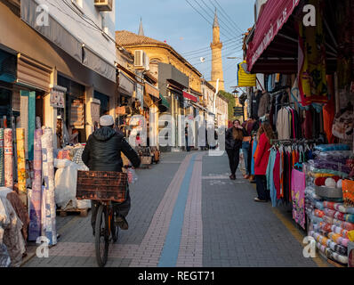 Open-air sul mercato Arasta strada che conduce alla Moschea Selimiye nella parte nord di Nicosia (Lefkosa), Repubblica Turca di Cipro del Nord. Foto Stock