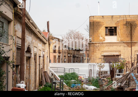 Vista su tutta la zona di buffer nel centro di Nicosia, Cipro, questo segna la linea verde tra il greco e turco di parti di questa città divisa. Foto Stock