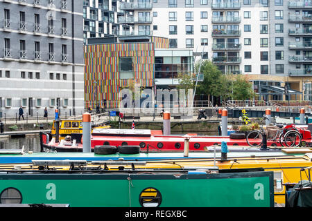 Modello di colore nel rivestimento in legno al Clarence Dock Leeds West Yorkshire Inghilterra Foto Stock