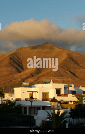 Hacha Grande e le montagne di Femes da Las Coloradas, Playa Blanca, Lanzarote, Isole Canarie, Spagna. Foto Stock