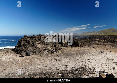 Vista guardando attraverso il deserto Rubicone, Playa Blnca, Lanzarote, Isole Canarie, Spagna. Foto Stock