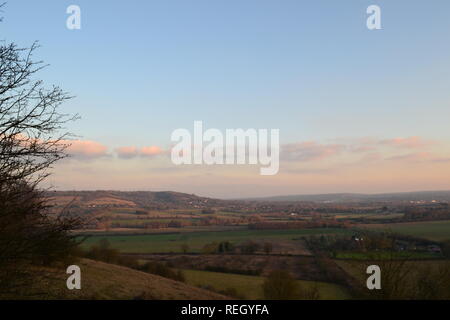 Vista dalla Banca Polhill, Kent, in inverno guardando verso sud-est verso Otford, Kemsing, guarnizione, attraverso la testa della valle Darent. Gli alberi sono in del pilota di legno Foto Stock