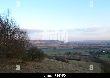 Vista dalla Banca Polhill, Kent, in inverno guardando verso sud-est verso Otford, Kemsing, guarnizione, attraverso la testa della valle Darent. Gli alberi sono in del pilota di legno Foto Stock