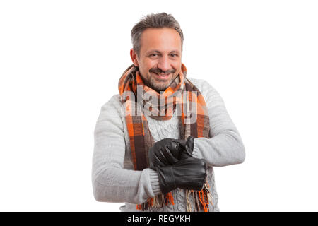 Persona maschio regolazione guanto di pelle nera che mostra il pollice fino gesto simile come concetto isolato su bianco di sfondo per studio Foto Stock