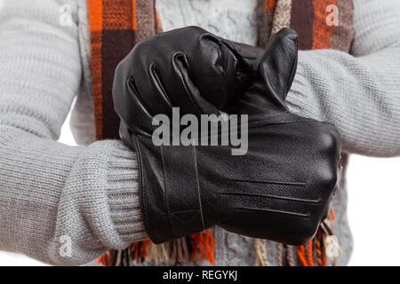 Close-up di uomo che indossa guanto di pelle nera che mostra il pollice in su come come gesto isolato su bianco di sfondo per studio Foto Stock