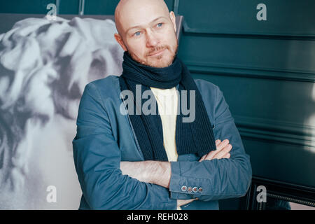 Ritratto di attraente successo adulto uomo calvo critico d'arte storico con la barba in sciarpa in galleria d'arte Foto Stock
