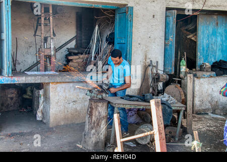 Oued Laou, Chefchaouen, Marocco - 3 Novembre 2018: un uomo che lavora nelle tradizionali souk di Oued Laou, che viene installata in ogni sabato Foto Stock