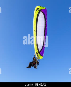 Samara, Russia - 20 Gennaio 2019: aria sportivo a volare su paraplane contro il blu cielo chiaro Foto Stock