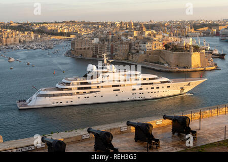 Super yacht Topaz entrando nel porto di La Valletta, Malta. Uno dei mondi privati più grandi yacht. Foto Stock