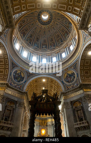 Roma Città del Vaticano St Basilica di San Pietro soffitto interno Papa cattolico Foto Stock