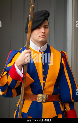 Europa Città del Vaticano Guardia Svizzera presso il pronto accanto alla Basilica di San Pietro Foto Stock