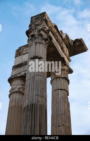 Italia Roma le rovine del Tempio di Apollo Medicus Sosianus colonne Foto Stock