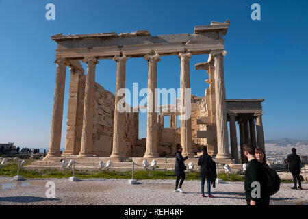 Europa Grecia Atene Athena Acropoli Eréchtheio Pandroseion colonne di donne con la città di Atene in background Foto Stock
