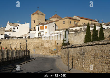 A Ubeda, Spagna - 7 Gennaio 2013: Cityscape con torri dominate della Casa de las Torres. Costruire intorno al 1520, questo monumento nazionale è attualmente la testa Foto Stock