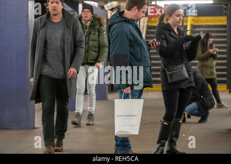 Fine settimana alla metropolitana piloti attendere un treno in corrispondenza della seconda stazione di Avenue nella metropolitana di New York di Domenica, 20 gennaio 2019. (Â© Richard B. Levine) Foto Stock