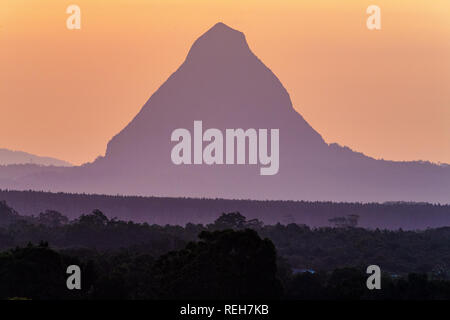 Tramonto sul Monte Beerwah in The Glasshouse Mountains sulla Costa del Sole nel Queensland, Australia Foto Stock