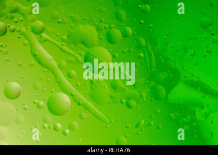 Macro shot retroilluminato di emulsione acqua-olio su sfondo colorato. Foto Stock