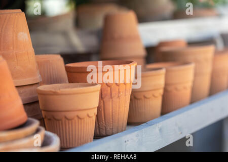 Vasi di terracotta allineate su un ripiano Foto Stock