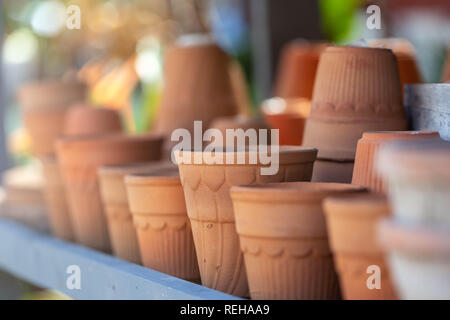 Vasi di terracotta allineate su un ripiano Foto Stock