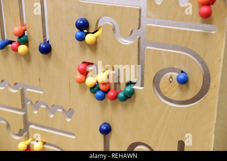 Istruzione di legno puzzle utilizzati da bambini di apprendere la destrezza e coordinamento Foto Stock