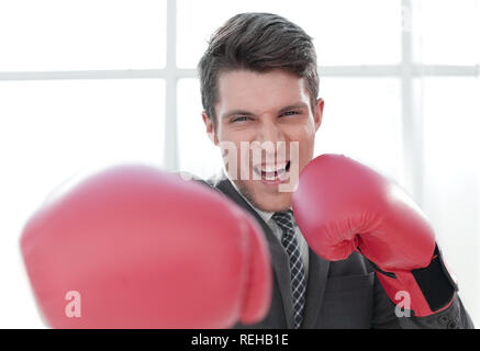 Happy businessman in guantoni da pugilato Foto Stock