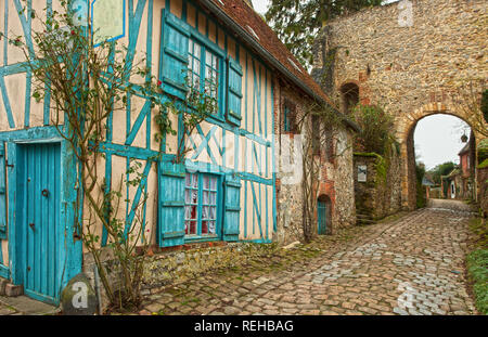 Gerberoy. La vecchia strada in borgo medievale. Gerberoy è un comune nel dipartimento Oise nel nord della Francia. Foto Stock