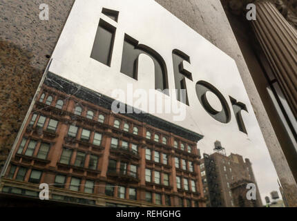 Il Branding sull'esterno di un edificio per uffici nel quartiere di Chelsea di New York su Mercoledì, 16 gennaio 2019 informa che i locatari degli edifici comprende il New York sede dell'enterprise software company, Infor. Infor ha annunciato che ha ricevuto una $ 1,5 miliardi di investimenti guidati da Koch Equity Sviluppo e Golden Gate Capital, eventualmente che conduce fino a una IPO entro due anni. (© Richard B. Levine) Foto Stock