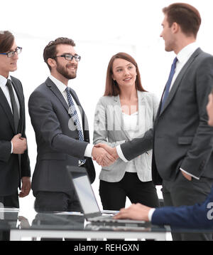 Business colleghi seduti ad un tavolo durante una riunione con due Foto Stock