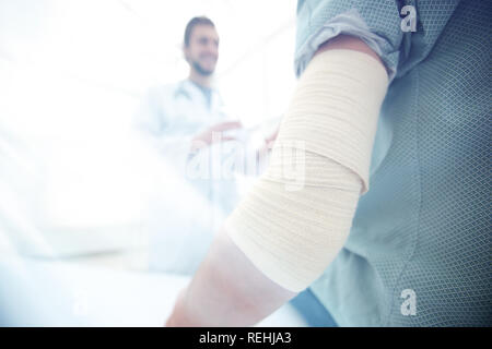 Ortopedico a parlare con il paziente. Foto Stock