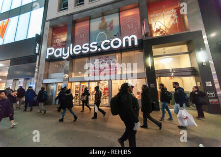 Un Payless ShoeSource store in Herald Square a New York martedì, 15 gennaio 2019. Il rivenditore è riferito di avere assunto un consulente per la valutazione di alternative strategiche che potrebbe includere una vendita della società. Payless emerse dal fallimento di protezione meno di diciotto mesi fa. (© Richard B. Levine) Foto Stock