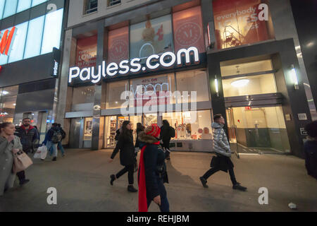 Un Payless ShoeSource store in Herald Square a New York martedì, 15 gennaio 2019. Il rivenditore è riferito di avere assunto un consulente per la valutazione di alternative strategiche che potrebbe includere una vendita della società. Payless emerse dal fallimento di protezione meno di diciotto mesi fa. (Â© Richard B. Levine) Foto Stock