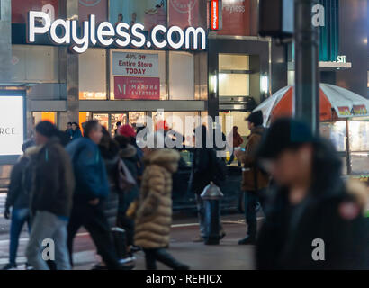 Un Payless ShoeSource store in Herald Square a New York martedì, 15 gennaio 2019. Il rivenditore è riferito di avere assunto un consulente per la valutazione di alternative strategiche che potrebbe includere una vendita della società. Payless emerse dal fallimento di protezione meno di diciotto mesi fa. (© Richard B. Levine) Foto Stock