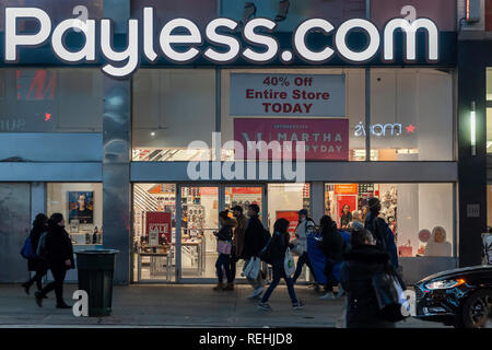 Un Payless ShoeSource store in Herald Square a New York martedì, 15 gennaio 2019. Il rivenditore è riferito di avere assunto un consulente per la valutazione di alternative strategiche che potrebbe includere una vendita della società. Payless emerse dal fallimento di protezione meno di diciotto mesi fa. (Â© Richard B. Levine) Foto Stock