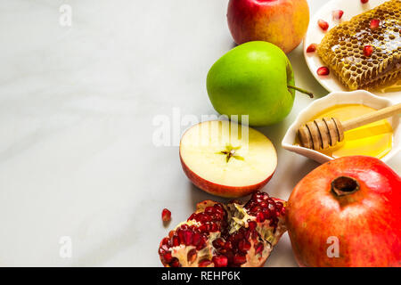 Il miele, apple e melograno. cibo tradizionale ebraico per Nuovo Anno di vacanza, Rosh Hashanah. close up con copia spazio. profondità di campo Foto Stock