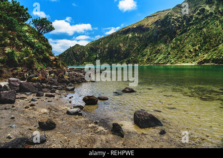 Azzorre, Portogallo. Il bel lago Lagoa do Fogo tra le montagne di San Miguel Island in una giornata di sole Foto Stock