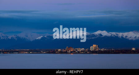 Una serata sole illumina il centro di Anchorage in Alaska, Foto Stock