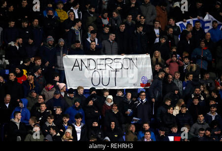 Bolton Wanderers tifosi protesta il presidente e la maggioranza di stakeholder di Ken Anderson durante il cielo di scommessa match del Campionato presso l Università di Bolton Stadium. Foto Stock