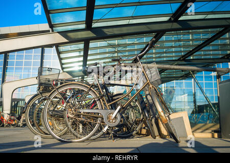 Primo piano delle biciclette in auto dall aeroporto internazionale di Kastrup sotto la tettoia di vetro nella giornata del sole, Copenhagen, Danimarca Foto Stock