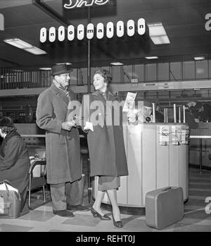 Matura negli anni cinquanta. Una giovane coppia in un aeroporto, pronti per la loro vacanza con SAS. La Svezia degli anni cinquanta. Foto Kristoffersson Ref CB15-10 Foto Stock