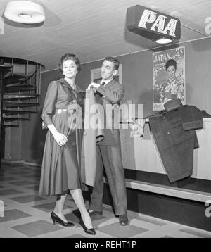 Matura negli anni cinquanta. Una giovane coppia in un aeroporto, pronti per la loro vacanza con Pan American Airlines. Egli è un gentiluomo e aiuta a lei con il suo cappotto. La Svezia degli anni cinquanta. Foto Kristoffersson Ref CB15-12 Foto Stock