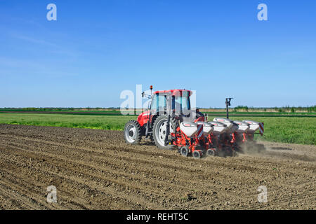 CURUG, Serbia, 20 aprile 2018. Semine di primavera. Contadino con un trattore semina del mais sul suo campo. Foto Stock