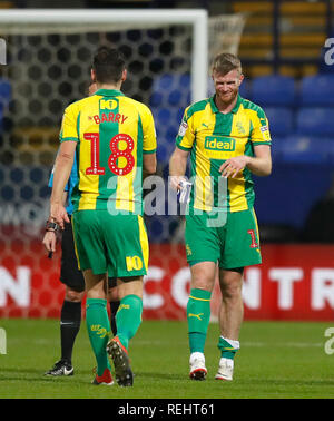 West Bromwich Albion's Chris Scotto (destra) mani il capitano della fascia braccio oltre a West Bromwich Albion di Gareth Barry prima di essere sostituito durante il cielo di scommessa match del Campionato presso l Università di Bolton Stadium. Foto Stock