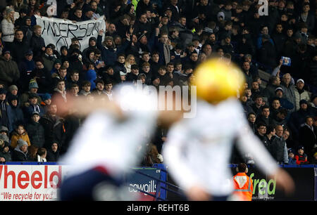 Bolton Wanderers tifosi protesta il presidente e la maggioranza di stakeholder di Ken Anderson durante il cielo di scommessa match del Campionato presso l Università di Bolton Stadium. Foto Stock
