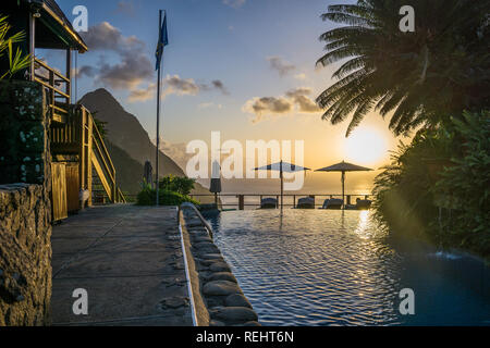 Santa Lucia Una vacanza in paradiso. Vista di chiodi al tramonto. Oziare a bordo piscina al tramonto. Bella cascata sedie a sdraio. Foto Stock