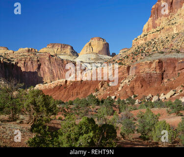 Stati Uniti d'America, Utah, parco nazionale di Capitol Reef, Golden Throne sorge lungo il robusto western faccia del Waterpocket Fold. Foto Stock